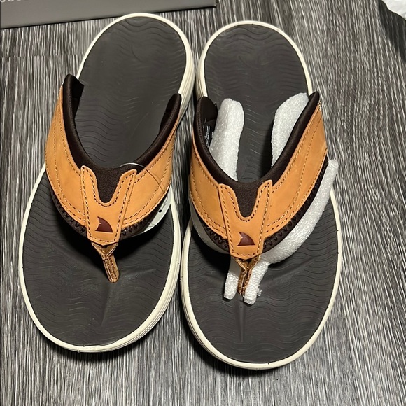 Comfortable Brown and Black Thong Sandals with Platform Sole - Picture 2 of 5